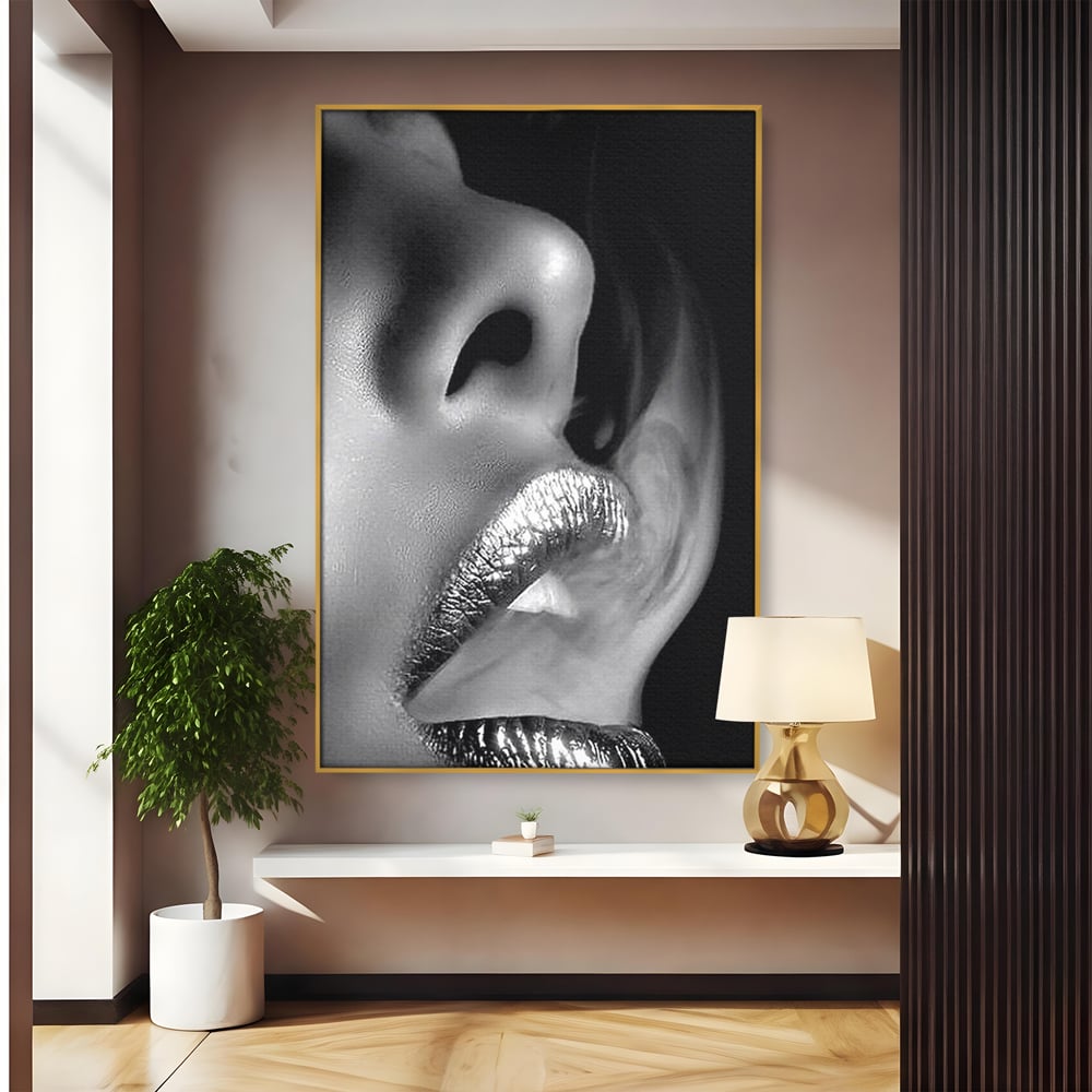 Tablou canvas cu tablou canvas cu buze si fum, in rama de aluminiu auriu
